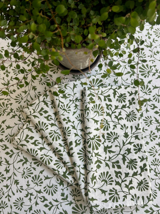 Trailing Florets Tablecloth in Green